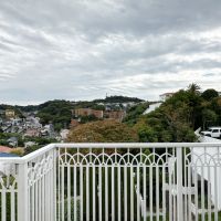 逗子市小坪六丁目の売買物件/リビングのバルコニー|マンションが高台に建っていて谷状の形状なので抜けた眺望です