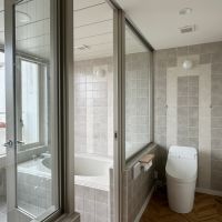 逗子市小坪六丁目の売買物件/浴室とトイレ|トイレと洗面所との仕切りがガラス張り