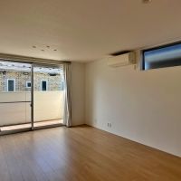 鎌倉市材⽊座五丁⽬の賃貸物件/リビング｜目の前には建物があり、海は見えませんが、感じます
