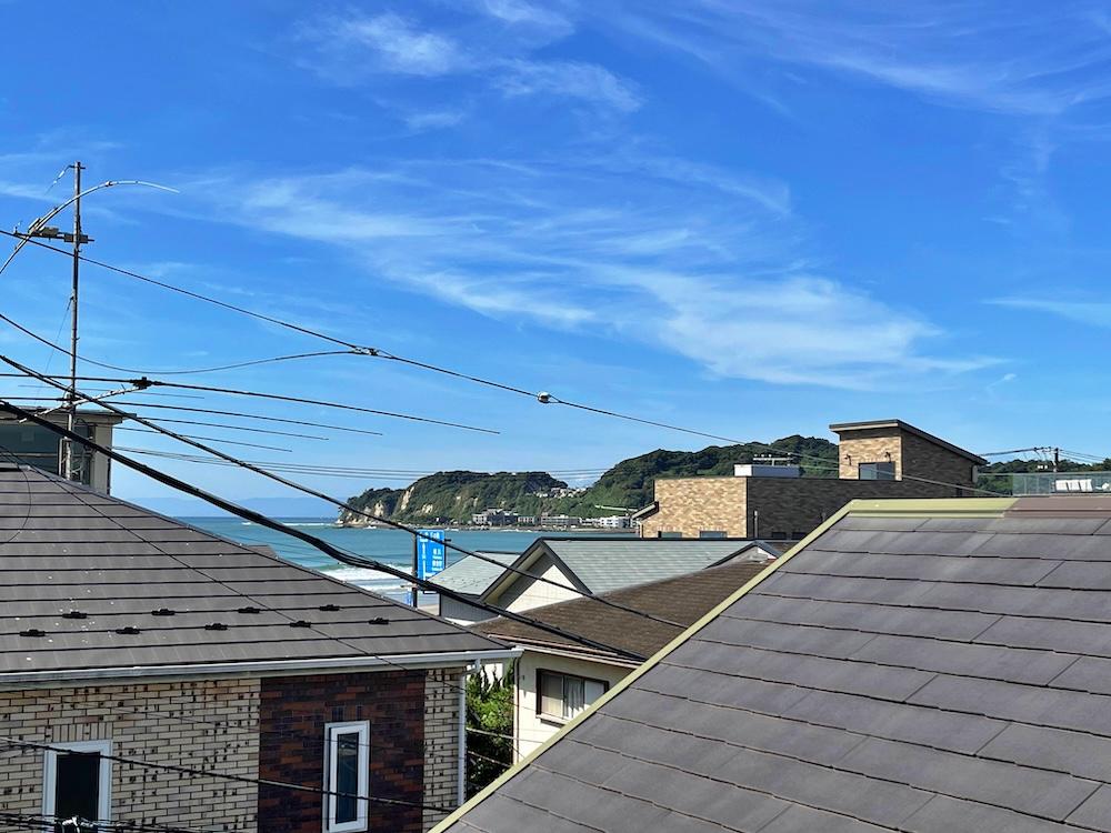 鎌倉市材⽊座五丁⽬の賃貸物件/眺望｜3階の小部屋から窓を開けると意外な海の見え方