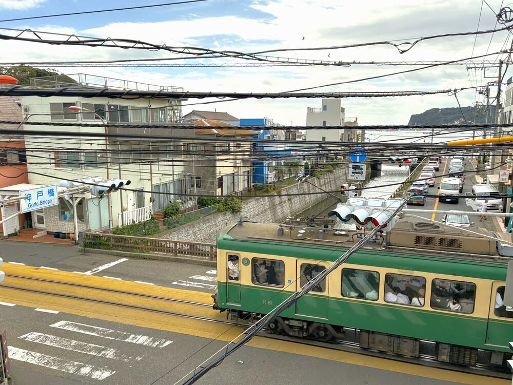 鎌倉市腰越三丁目の賃貸物件/3階から見た江ノ電。その先に海と江ノ島も見えます