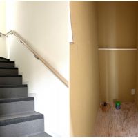 鎌倉市腰越三丁目の賃貸物件/共用部の階段はひと一人分くらいの幅｜各区画トイレを設置する場所があります