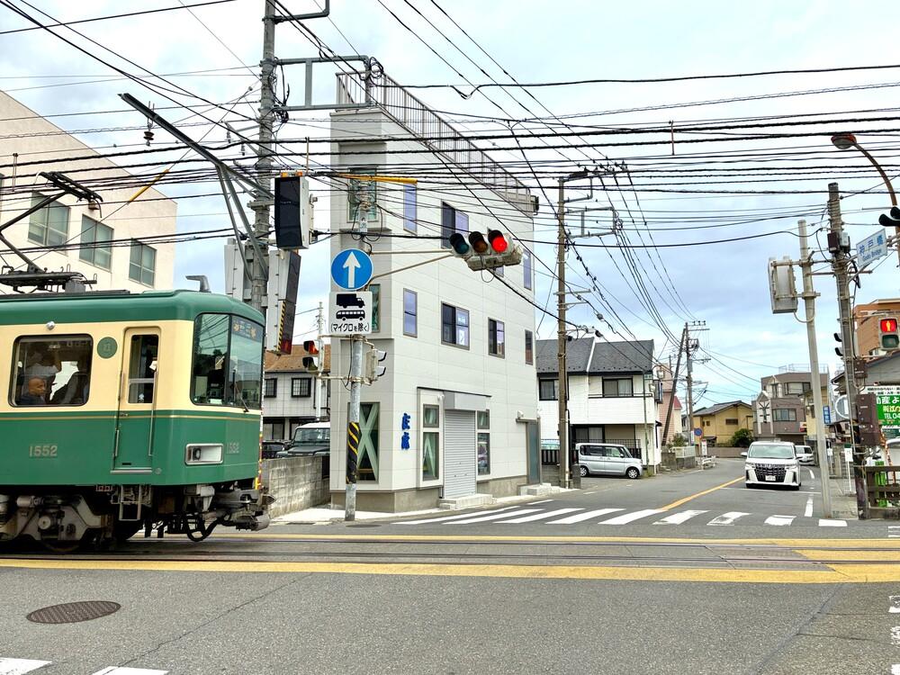 鎌倉市腰越三丁目の賃貸物件/ビルのすぐそばを江ノ電が通過していきます。これぞ腰越