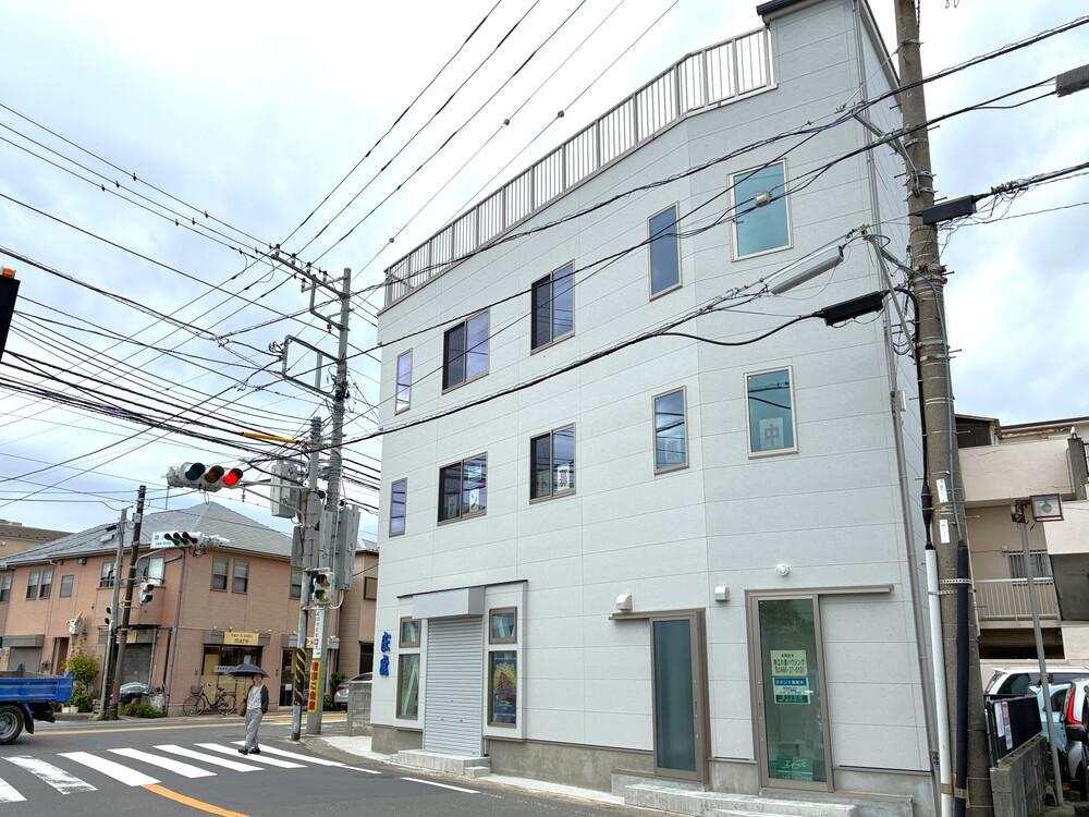 鎌倉市腰越三丁目の賃貸物件/2、3階への入口は、この写真の左側のガラス戸部分。1階には総菜屋が入ります