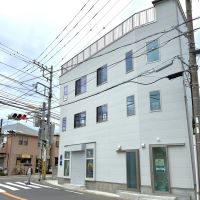 鎌倉市腰越三丁目の賃貸物件/2、3階への入口は、この写真の左側のガラス戸部分。1階には総菜屋が入ります