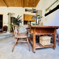 鎌倉市材木座四丁目の売買物件/玄関ドアを開けるとすぐにダイニングコーナー
