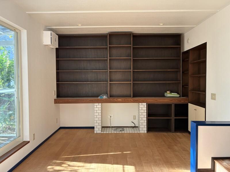 鎌倉市材木座二丁目の賃貸物件/リビングの造作棚。素敵に活用したい
