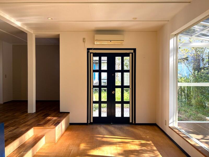 鎌倉市材木座二丁目の賃貸物件/リビングから庭へ出るドアも可愛い