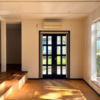 鎌倉市材木座二丁目の賃貸物件/リビングから庭へ出るドアも可愛い