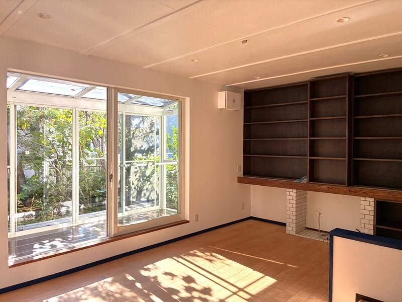 鎌倉市材木座二丁目の賃貸物件/リビングはサンルームへと繋がります。2段ほど下がった位置になります