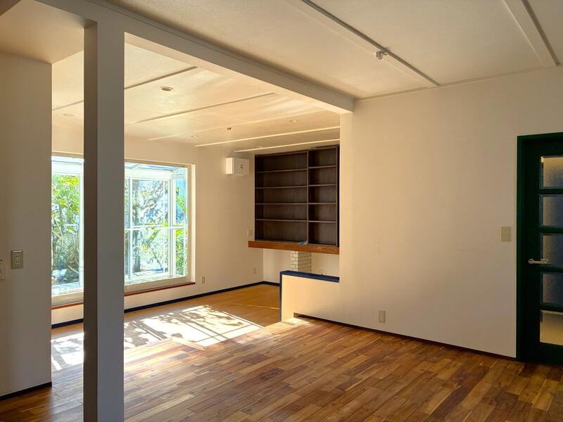 鎌倉市材木座二丁目の賃貸物件/DKからリビングを見たところ。庭の緑が綺麗です