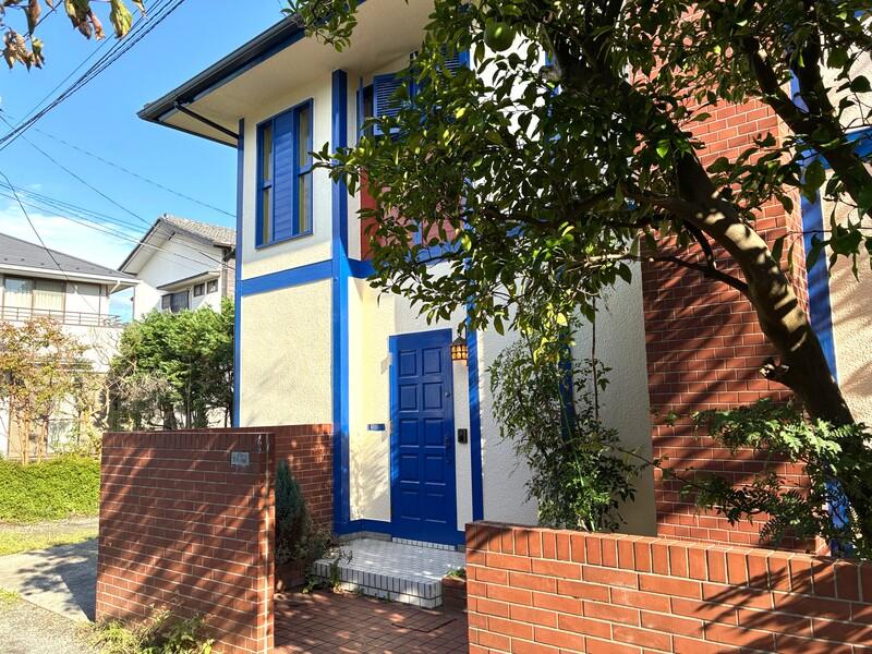 鎌倉市材木座二丁目の賃貸物件/住宅街の中に現れるポップな外観の家
