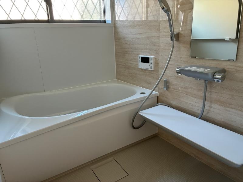 葉山町上山口の賃貸物件/浴室|窓のある明るいユニットバス。