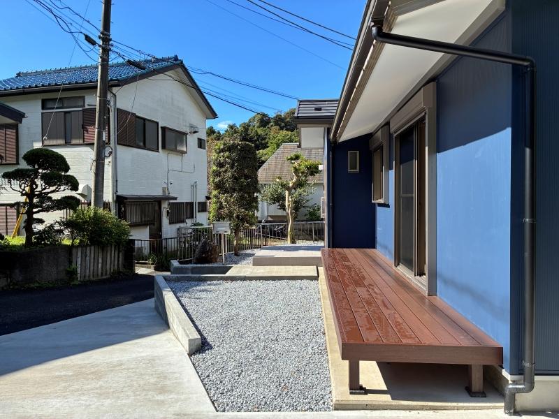 葉山町上山口の賃貸物件/外部|サンデッキのまわりは砂利敷きのため、土で汚れることもありません。