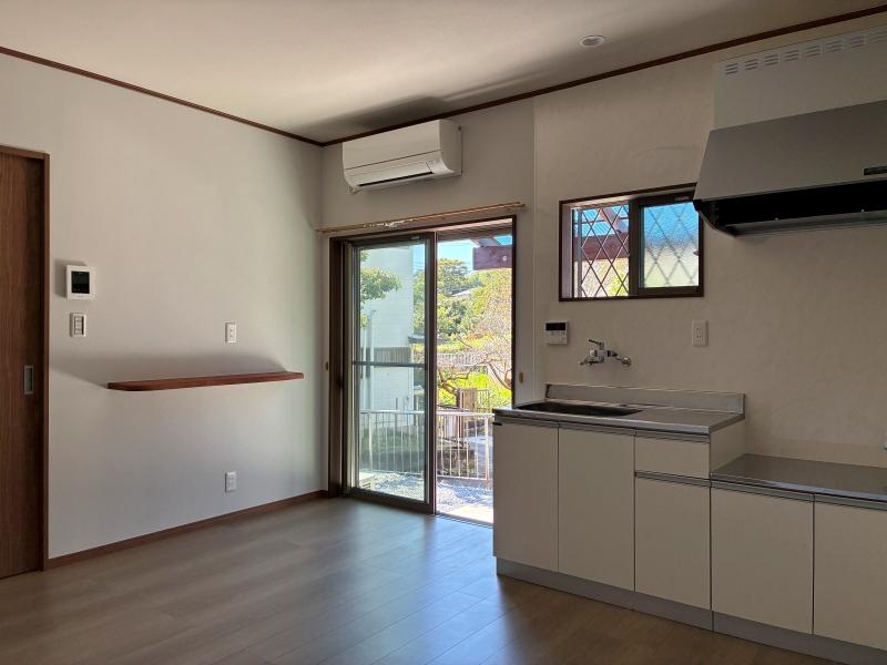 葉山町上山口の賃貸物件/DK|キッチン横の掃き出し窓からは屋根付きのコンクリート土間に下りられます。