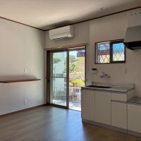 葉山町上山口の賃貸物件/DK|キッチン横の掃き出し窓からは屋根付きのコンクリート土間に下りられます。