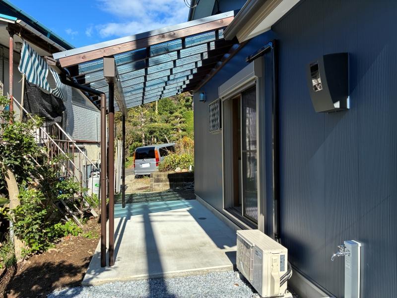 葉山町上山口の賃貸物件/外部|駐車場以外にもコンクリート土間があります。しかも屋根付き。