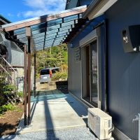 葉山町上山口の賃貸物件/外部|駐車場以外にもコンクリート土間があります。しかも屋根付き。