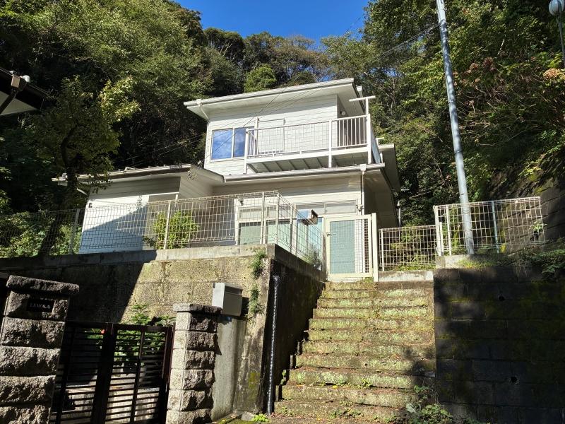 鎌倉市浄明寺四丁目の賃貸物件/外観|谷道の最奥に位置する今回の物件。日差しが当たると輝いて見えます