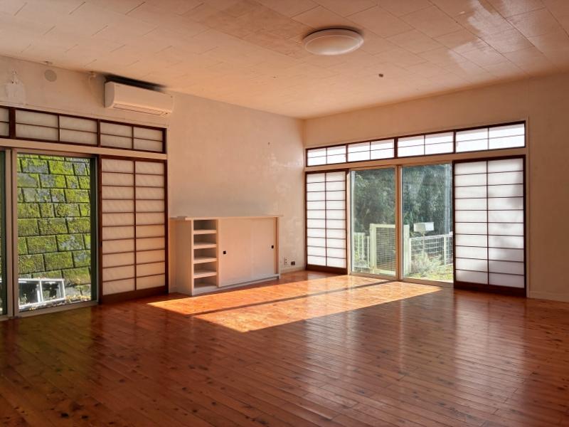 鎌倉市浄明寺四丁目の賃貸物件/1階 リビング|節ありの床板張りと天井の白塗装の組み合わせが良い雰囲気です