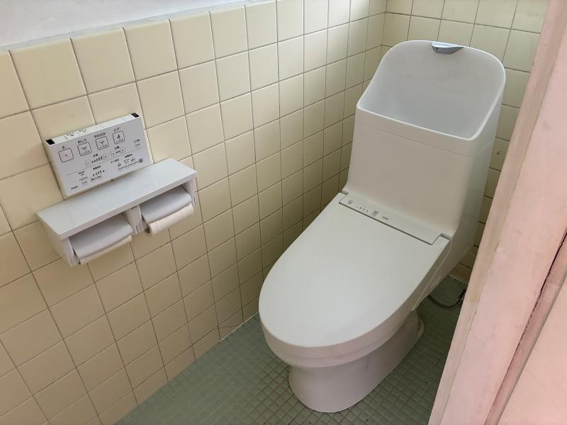 鎌倉市浄明寺四丁目の賃貸物件/トイレ|壁や床のタイルが昔の雰囲気を出していますが、トイレ自体は更新済みです