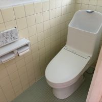 鎌倉市浄明寺四丁目の賃貸物件/トイレ|壁や床のタイルが昔の雰囲気を出していますが、トイレ自体は更新済みです