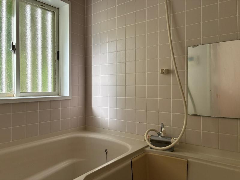 鎌倉市浄明寺四丁目の賃貸物件/浴室|窓の外には緑の気配が感じられるユニットバス