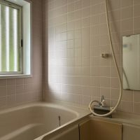 鎌倉市浄明寺四丁目の賃貸物件/浴室|窓の外には緑の気配が感じられるユニットバス