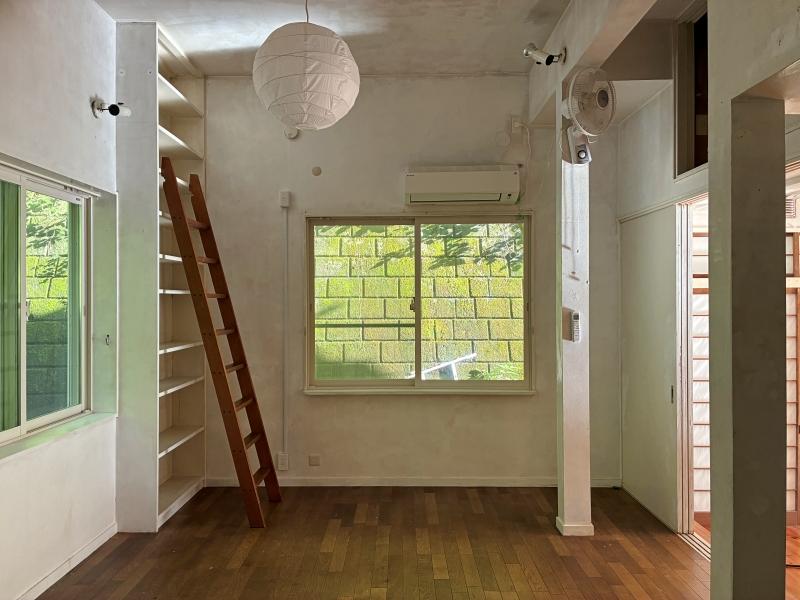 鎌倉市浄明寺四丁目の賃貸物件/1階 洋室1|リビングから数段ステップを上がり、そのまま続く部屋。一番奥まった位置にありますが、ここも明るい