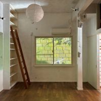 鎌倉市浄明寺四丁目の賃貸物件/1階 洋室1|リビングから数段ステップを上がり、そのまま続く部屋。一番奥まった位置にありますが、ここも明るい