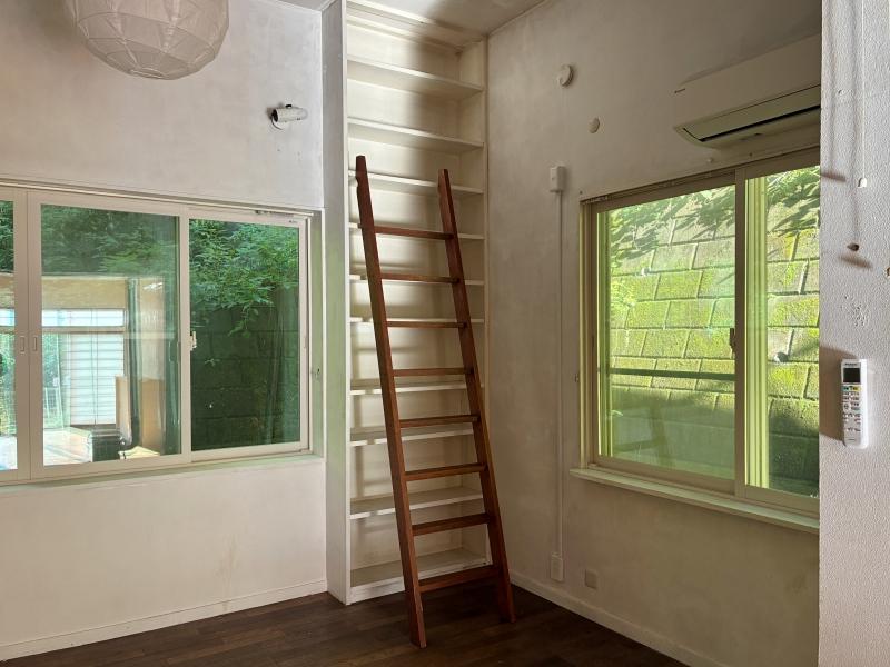 鎌倉市浄明寺四丁目の賃貸物件/1階 洋室1|棚の上に置いたモノはこの梯子で取るようです
