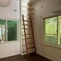 鎌倉市浄明寺四丁目の賃貸物件/1階 洋室1|棚の上に置いたモノはこの梯子で取るようです