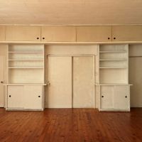 鎌倉市浄明寺四丁目の賃貸物件/1階 リビング|正面に見えるのは造り付けの白い棚