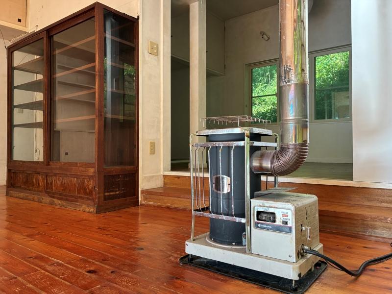 鎌倉市浄明寺四丁目の賃貸物件/1階 リビング|こちらの石油ストーブは現役ですが、排気管が固定されているのでこのままの位置でお使い下さい