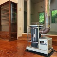 鎌倉市浄明寺四丁目の賃貸物件/1階 リビング|こちらの石油ストーブは現役ですが、排気管が固定されているのでこのままの位置でお使い下さい