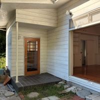 鎌倉市浄明寺四丁目の賃貸物件/外部|白い板張りの外壁にちょこんと見える茶色の玄関扉