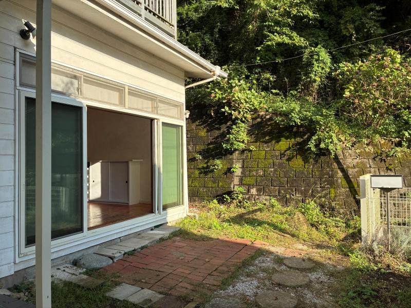 鎌倉市浄明寺四丁目の賃貸物件/外部|レンガや石が並べられたお手製感のあるアプローチ