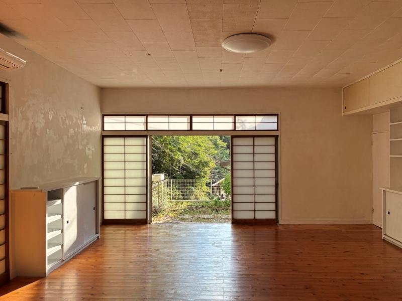 鎌倉市浄明寺四丁目の賃貸物件/1階 リビング|大きな部屋ですが、掃出し窓から差し込む光だけで十分に明るいです