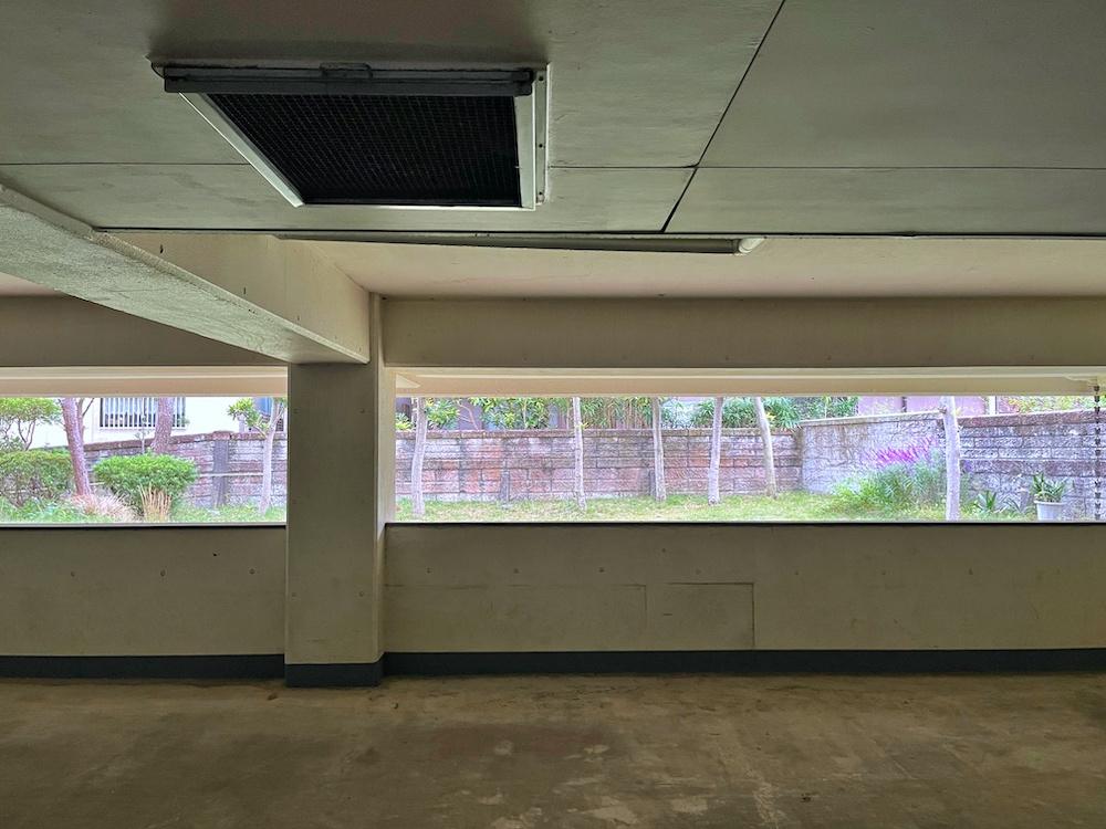 茅ヶ崎市東海岸南六丁目の売買物件/ピロティ(駐車場)から南側を見る|まるでアート空間のよう