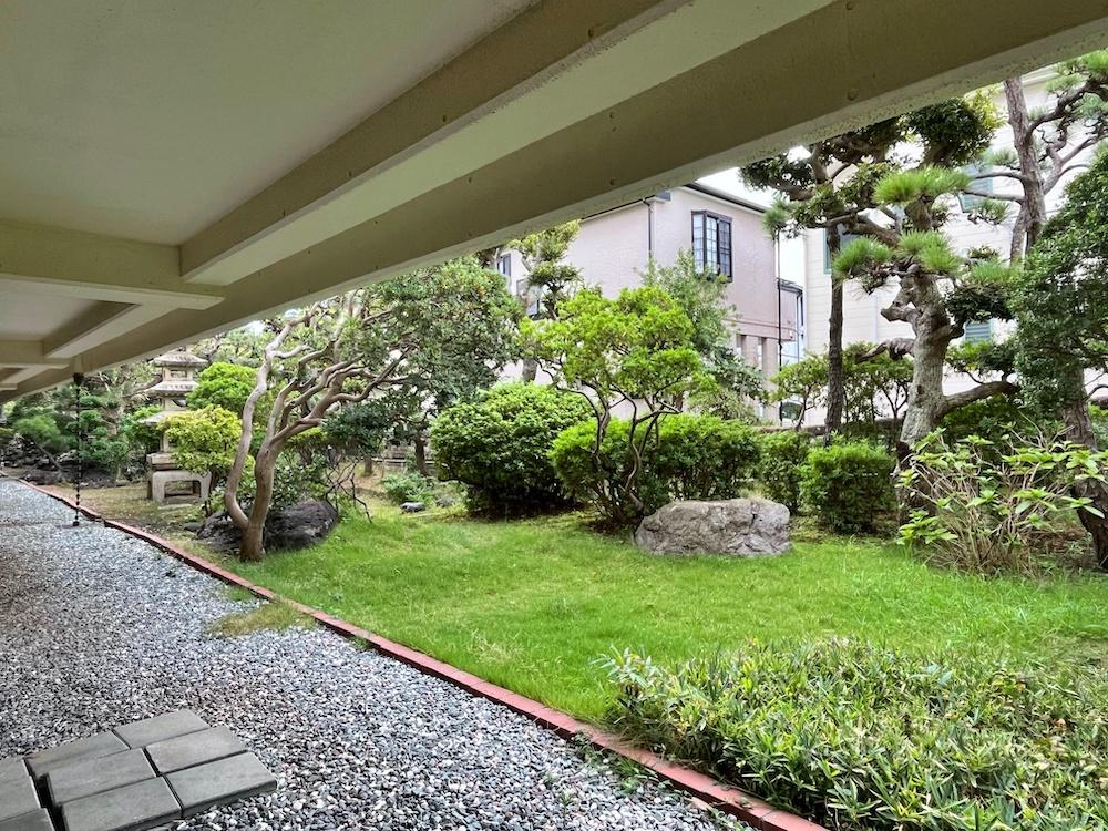 茅ヶ崎市東海岸南六丁目の売買物件/共用庭|なぜこのレベルに庭があるのか、その理由が知りたい。とても。