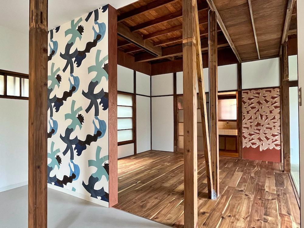 三浦市天神町の賃貸物件/クラフト壁紙『うらうらうら』の2パターン「フライングウォール」と「漂着 2」が空間を引き立ててくれます。