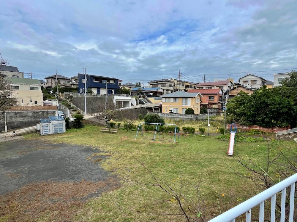 三浦市天神町の賃貸物件/目の前には公園があるので、ここで盛大にお花見をやりましょう。