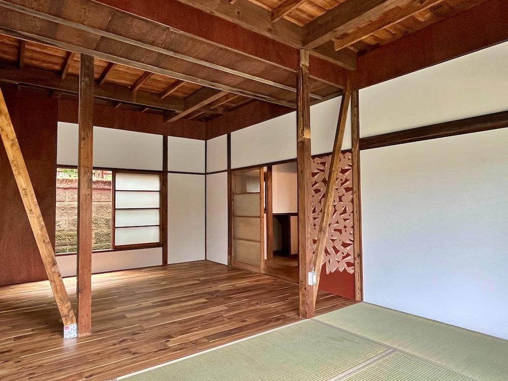 三浦市天神町の賃貸物件/1階和室から奥の空間を見る。天井や壁は抜けてひとつながりの空間になっています。