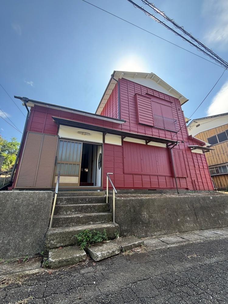 三浦市天神町の賃貸物件/インパクトのある紅の一軒家なのです！