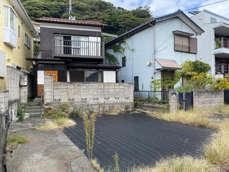 逗子市小坪五丁目の賃貸物件/建物前の広い空間。車は通れない路地の先にあるスペースをどのように活用しよう。