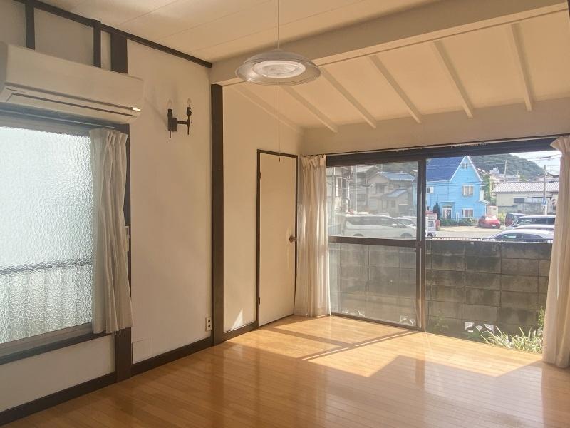 逗子市小坪五丁目の賃貸物件/1階LDK12帖│窓際は日が当たり、明るい印象。