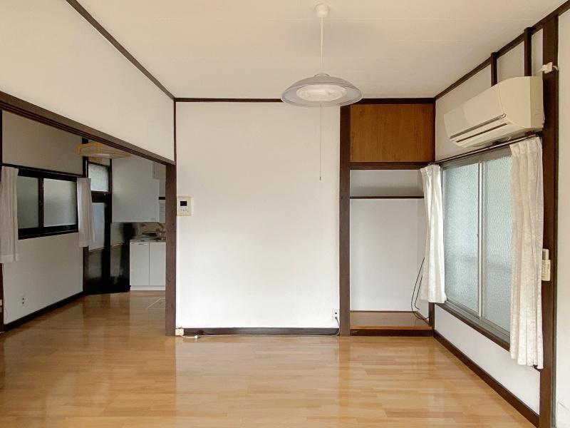 逗子市小坪五丁目の賃貸物件/1階LDK12帖│庭側から室内を見てみる。