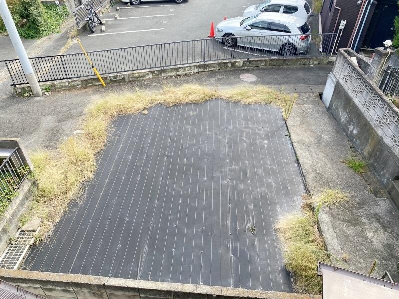 逗子市小坪五丁目の賃貸物件/2階ベランダから庭を見下ろす。通路を除いた庭面積：約46.4㎡（全幅：約5,800㎜、全長：約8,000㎜）