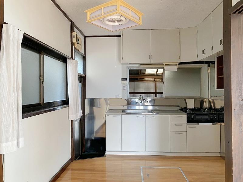 逗子市小坪五丁目の賃貸物件/キッチン│左手は勝手口、窓の向こうは物置です。