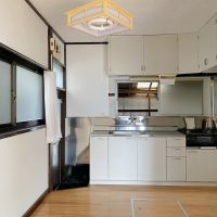 逗子市小坪五丁目の賃貸物件/キッチン│左手は勝手口、窓の向こうは物置です。